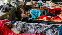 Pekerja migran gelap beristirahat selama mogok makan di Gereja St. John the Baptist di Béguinagem dan kampus Université Libre de Bruxelles ULB, Brussel, Belgia, Senin (05/07/2021). (Olivier Matthys/Getty Images)