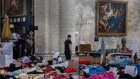 Dalam aksi tersebut, para imigran gelap yang tak memilik dokumen ini terdiri atas kaum lelaki, perempuan dan anak-anak. (Olivier Matthys/Getty Images)