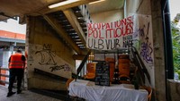 Beberapa dari ratusan imigran tanpa dokumen tersebut dievakuasi ke rumah sakit untuk mendapatkan perawatan lebih lanjut. (Olivier Matthys/Getty Images)