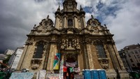 Spanduk bertuliskan mogok makan pun terbentang di pintu masuk dan halaman parkir gereja. (Olivier Matthys/Getty Images)