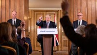 Perdana Menteri Boris Johnson mengatakan warga Inggris tidak akan lagi diwajibkan mengenakan masker di ruang publik dalam ruangan dan untuk menjaga jarak setidaknya 1 meter (3kaki) pada tanggal 19 Juli 2021. Getty Images/WPA Pool 
