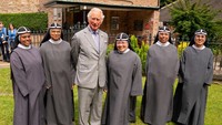 Pangeran Charles tak memakai masker, saat bertemu dengan anggota Bridgettines, ordo bersaudara, selama kunjungan seminggu ke St Winefrides Presbytery, Wales, Inggris Raya, Senin (05/07/2021). Getty Images/WPA Pool