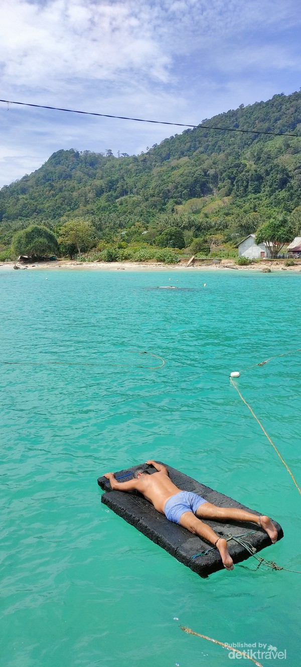 Sebab minimnya pengunjung dari luar, Anda akan merasakan sensasi bagaikan berlibur di pulau pribadi. Sebab minimnya pengunjung dari luar, Anda akan merasakan sensasi bagaikan berlibur di pulau pribadi.
