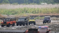 Siapkan tangan untuk berpegangan dan kekuatan hati untuk menatap terjalnya lintasan Kali Bladak. Perjalanan kemudian dilanjutkan menuju puncak Kelud. Harga paket wisata ini Rp 300 ribu per orang, sudah termasuk makan dan asuransi kecelakaan. (Erliana Riady/detikTravel)