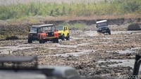 Selanjutnya traveler akan diajak menjelajahi Candi Penataran, Kali Bladak dan berakhir di areal parkir dekat puncak Gunung Kelud. Siapkan mental karena perjalanan akan melintasi bukit, jurang dan lembah terjal menuju Kali Bladak. (Erliana Riady/detikTravel)