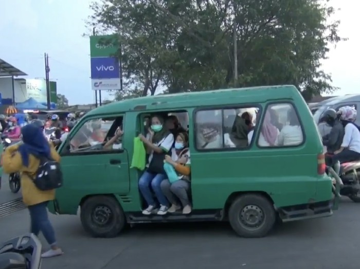 Kerumunan Buruh Pabrik di Subang Saat Pulang Kerja, Berdesakan Naik Angkot