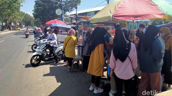 Kerumunan di pusat PKL depan PT Pou Yuen Indonesia di Cianjur