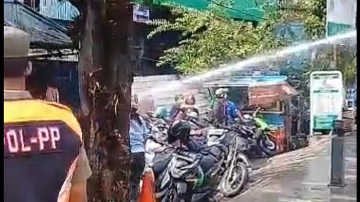 Kerumunan warga di depan Plaza Kenari dibubarkan pakai water canon