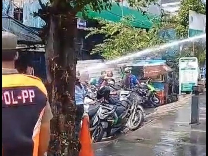 Kerumunan warga di depan Plaza Kenari dibubarkan pakai water canon