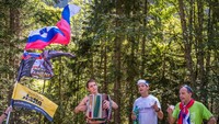 Para pendukung dari Slovenia menunggu peloton melintas dengan bernyanyi pada TDF tahun lalu.  (Photo by Julien Goldstein/Getty Images)