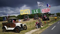 Penonton membuat tanda bertuliskan Long Live the Tour saat para pebalap melintas di etape ketiga TDF 2021, (28/6/2021). (AP Photo/Daniel Cole)