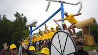 Para pendukung menunggu pebalap melintas di etape kedelapan TDF 2021, (3/7) (AP Photo/Christophe Ena)