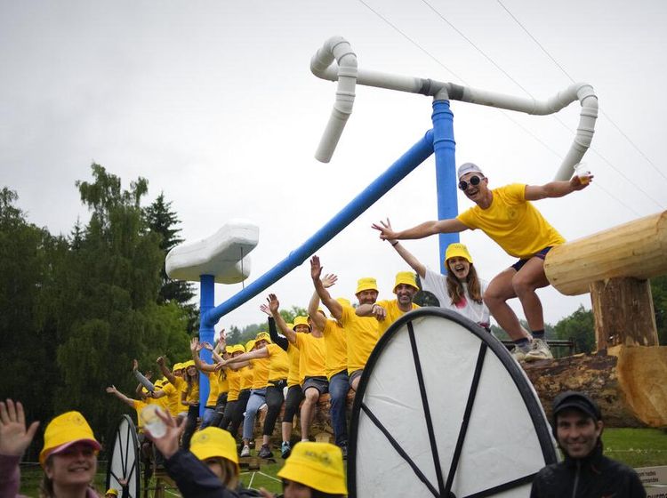 Cek Lagi Kreatifitas Penonton Tour de France