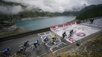 Mural di jalan mendaki untuk memberi dukungan kepada para pebalap di etape ke-9, TDF 2021, (4/7). (AP Photo/Daniel Cole)