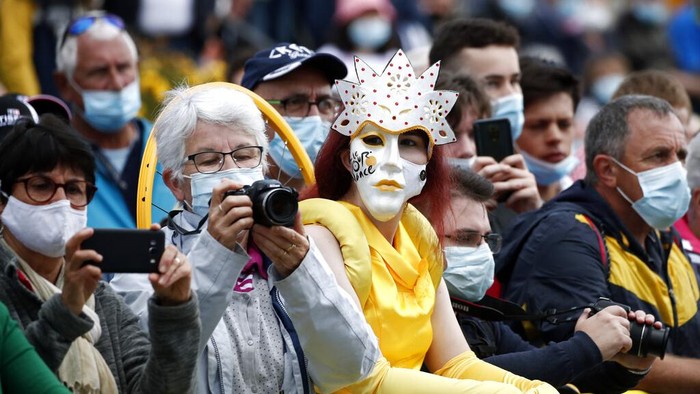 Kreatifitas Pendukung Tour de France A spectator waits for the pack during the first stage of the Tour de France cycling race over 197.8 kilometers (122.9 miles) with start in Brest and finish in Landerneau, France, Saturday, June 26, 2021. (AP Photo/Daniel Cole)