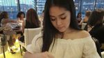 Makin Cantik, Gaya Gracia Indri Saat Floating Breakfast hingga Dinner Mewah