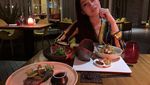 Makin Cantik, Gaya Gracia Indri Saat Floating Breakfast hingga Dinner Mewah