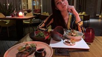 Semakin awet muda dan cantik, begini elegannya Gracia saat makan malam di restoran mewah. Foto: Instagram @graciaz14