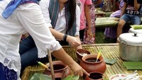 Sempat keliling ke beberapa kota di Indonesia, Gracia tampak serius mempelajari setiap kuliner budaya di tempat yang dikunjunginya. Foto: Instagram @graciaz14