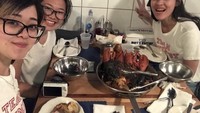 Jalan-jalan di Amerika, Gracia antusias sekali saat akan mencoba lobster besar yang masih segar di sana. Foto: Instagram @graciaz14