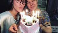 Rayakan ulang tahun sang adik yang jauh dari luar negeri, Gracia tetap berikan kejutan manis berupa kue es krim yang dinikmati sang adik secara virtual.  Foto: Instagram @graciaz14