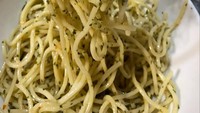 Seperti aglio olio ini, Chef Max menggunakan pasta spaghetti, bawang putih, olio atau minyak zaitun dan pepperoncino yaitu lada  segar. Titik kelezatannya bertumpu pada rendaman minyak zaitun yang melimpah dengan bawang putih. Tak perlu pakai topping tuna atau ayam, aglio olio ini sudah spesial dan bikin nagih. Foto: detikFood