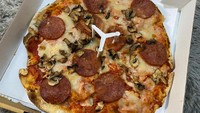 Salah satu menu andalan di sini ada Pizza IL Gusto (Rp 99.000), pizza dengan topping pepperoni yang melimpah ini. Tampil menggugah selera dengan lelehan keju mozarella yang lumer menutupi permukaan pizza. Foto: detikFood