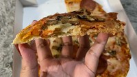 Krispi renyah pinggiran pizza yang tipis, sama sekali tidak ada jejak rasa gosong. Tingkat kematangan pizza juga sempurna kecokelatan. Rasa dari tiga komponen penting yaitu keju, adonan dan saus tomatnya membuat pizza IL Gusto ini terasa semakin spesial.  Foto: detikFood