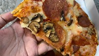 “Untuk pizza IL Gusto, kami mengguna saus tomat khas Italia dari tomat yang dikupas. Kemudian ada keju mozarella, jamur champignon yang segar, di atasnya ditutup dengan irisan daging pepperoni yang enak,” tutur Chef Max. Foto: detikFood