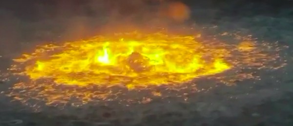 Air yang biru dan lidah api berwarna oranye membuat tampak hidup dan ganas. Seketika kebakaran ini dinamakan Mata Api. 