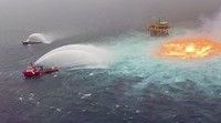 Di tengah air yang berpusar, keluar api yang menyala seperti lelehan lava.