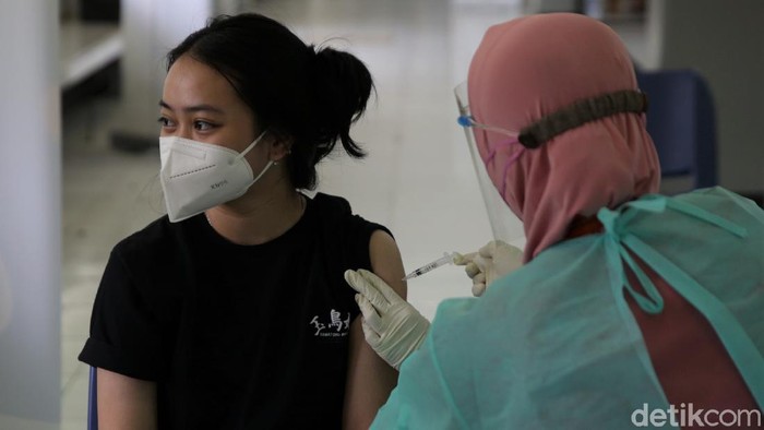 Panglima TNI Marsekal Hadi Tjahjanto dan Kapolri Jendral Polisi Listyo Sigit tinjau pelaksanaan vaksinasi COVID-19 massal di Jakarta.