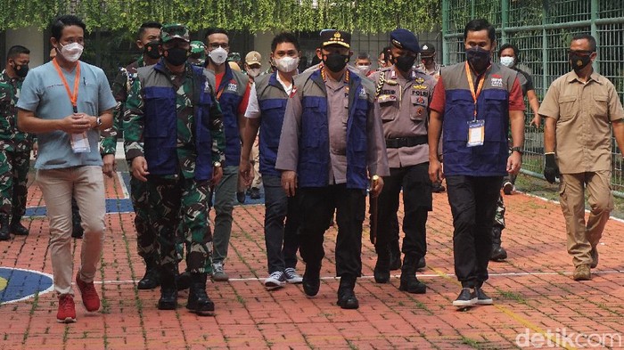 Momen Panglima TNI-Kapolri Tinjau Vaksinasi Massal di Jakarta Panglima TNI Marsekal Hadi Tjahjanto dan Kapolri Jendral Polisi Listyo Sigit tinjau pelaksanaan vaksinasi COVID-19 massal di Jakarta.
