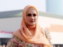 Mulan Jameela Makan di Restoran Sunda, Dinyinyiri Gegara Pakai Sarung Tangan