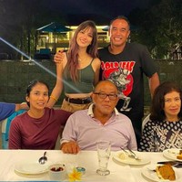 Gaya Nia Ramadhani saat liburan bareng mertua juga pernah dapat cibiran. Pasalnya ia sempat terlihat memakai tank-top saat foto bersama Aburizal Bakrie. Ada yang berkomentar, Padahal lagi sama mertuanya ngapaa pake bajunya kek gitu ya. (Foto: Instagram @ramadhaniabakrie)