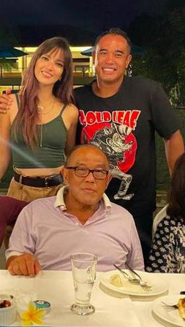 Gaya Nia Ramadhani saat liburan bareng mertua juga pernah dapat cibiran. Pasalnya ia sempat terlihat memakai tank-top saat foto bersama Aburizal Bakrie. Ada yang berkomentar, Padahal lagi sama mertuanya ngapaa pake bajunya kek gitu ya. (Foto: Instagram @ramadhaniabakrie)