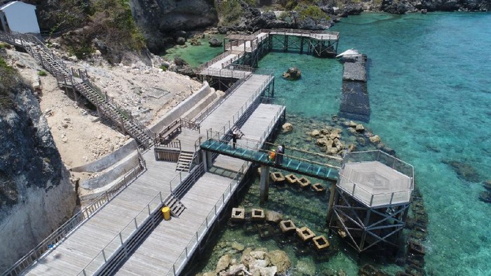 Objek wisata Broadwalk dan Jembatan Kaca Titik Nol di kawasan Pantai Tanjung Bira yang ditutup imbas kerumunan. (dok. Istimewa)