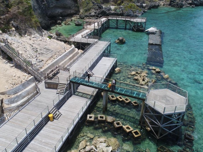 Objek wisata Broadwalk dan Jembatan Kaca Titik Nol di kawasan Pantai Tanjung Bira yang ditutup imbas kerumunan. (dok. Istimewa)