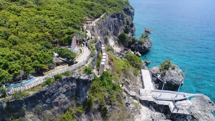 Objek wisata Broadwalk dan Jembatan Kaca Titik Nol di kawasan Pantai Tanjung Bira yang ditutup imbas kerumunan. (dok. Istimewa)