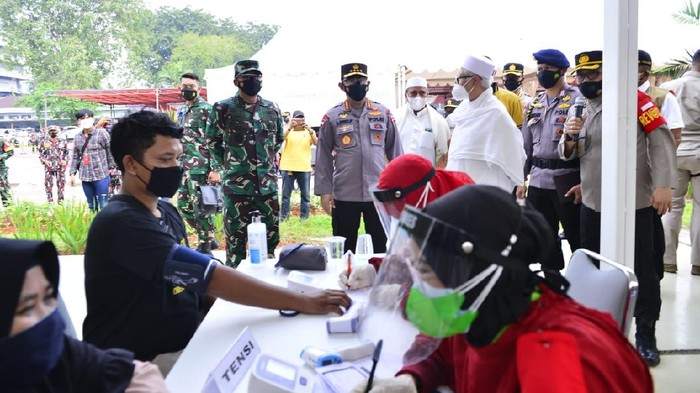 Panglima TNI dan Kapolri meninjau vaksinasi di Cibis Park Jaksel