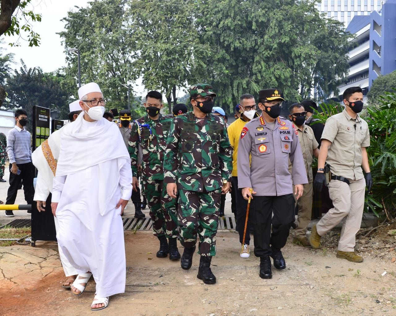 Panglima TNI dan Kapolri meninjau vaksinasi di Cibis Park Jaksel
