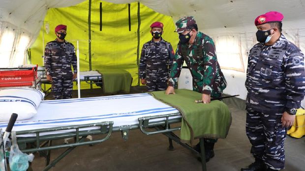 Panglima TNI Marsekal Hadi Tjahjanto cek kesiapan RS Lapangan Marinir di Cilandak Jaksel