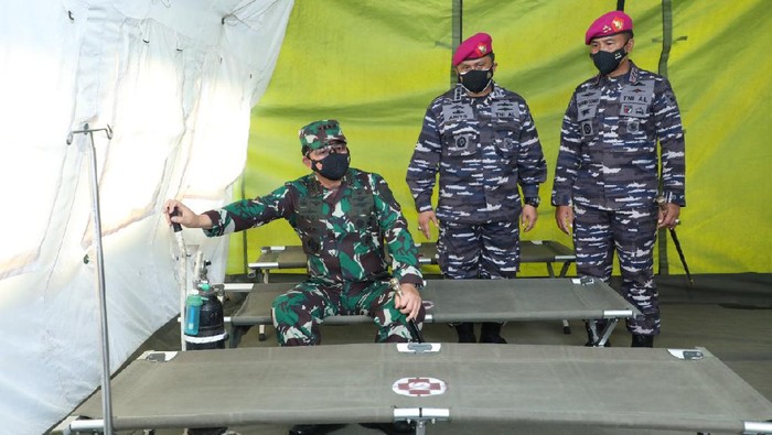 Panglima TNI Marsekal Hadi Tjahjanto cek kesiapan RS Lapangan Marinir di Cilandak Jaksel
