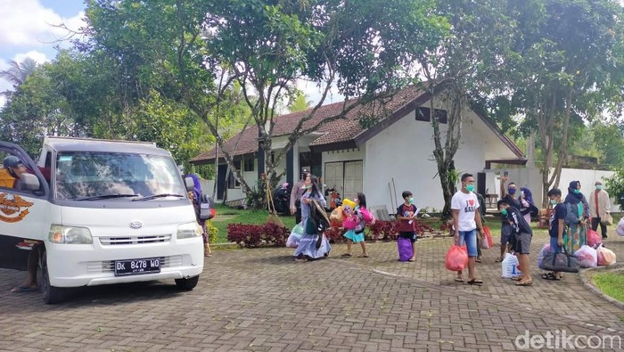 Sebanyak 61 pasien COVID-19 dari klaster ziarah Walisongo Kecamatan Licin, Banyuwangi sudah sembuh. Mereka diperbolehkan pulang dari tempat isolasi.