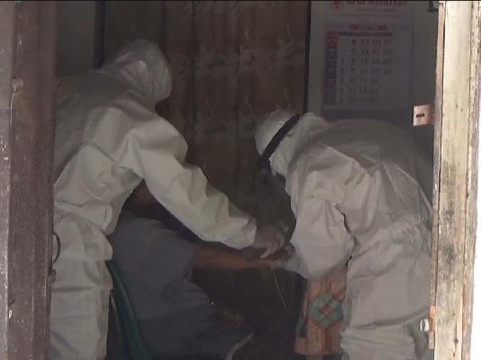 Seorang emak-emak, SL (53), kabur dari ruang isolasi RSUD Ploso, Jombang dengan infus masih menempel di tangan. Pasien suspect COVID-19 asal Kecamatan Sumobito itu memilih isolasi mandiri di rumah.