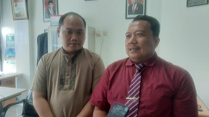 Pegawai UIN Suska, Syamsul Kamar (kiri) dan penasehat hukumnya, Hasan Basri (kanan)