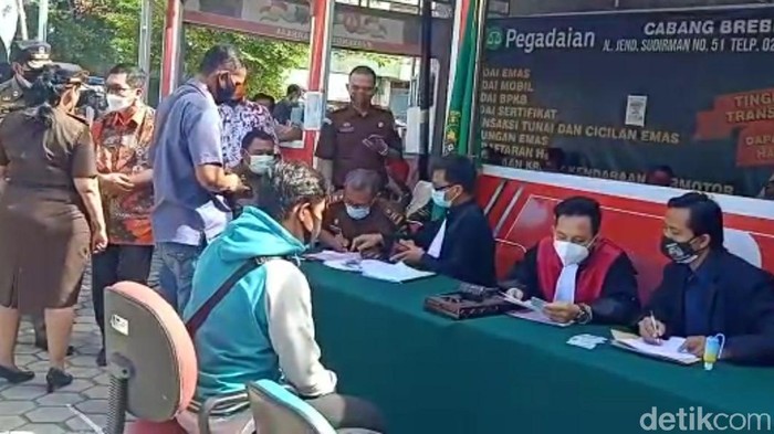 Pelanggar prokes PPKM Darurat di Brebes, Selasa (6/7/2021).