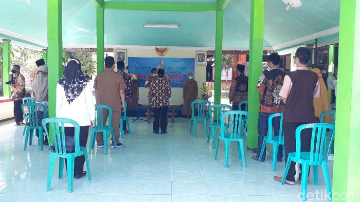 Masa PPKM Darurat akan berlangsung hingga 20 Juli 2021 di Bojonegoro. Namun ada 4 desa yang hari ini nekat melakukan pelantikan perangkat desa, di balai desa masing-masing.