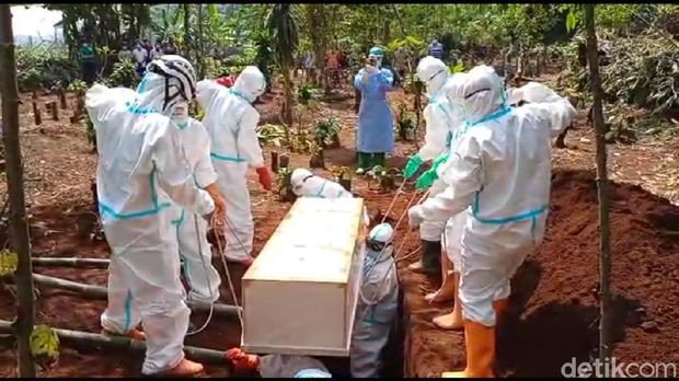 Pemakaman jenazah COVID-19 di Kabupaten Pekalongan