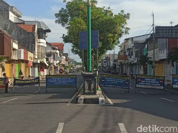 Penutupan jalan menuju Demak wilayah Kota selama PPKM Darurat, Selasa (6/7/2021)